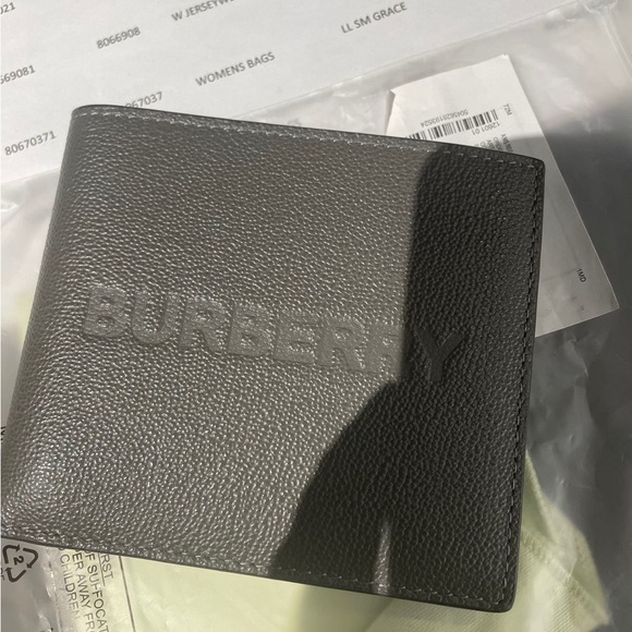 100% authentic Burberry unsex flap wallet $480+ tax - Picture 1 of 4